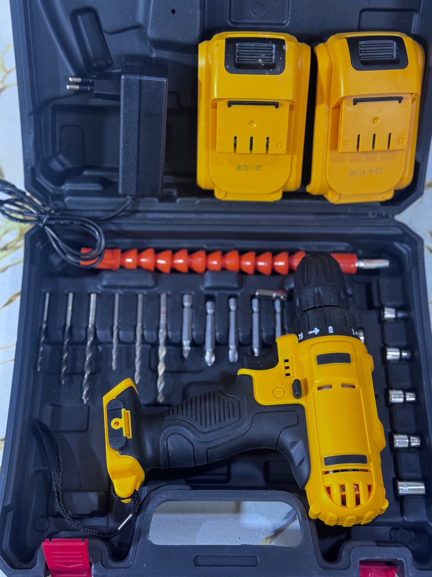 Cordless Drill Machine Kit 2 Batteries - extra accessories